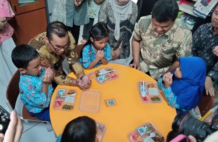 Menu Rp12 Ribu Per Porsi, Pilar Tinjau Uji Coba Makan Gratis di UPTD TK Negeri Pembina 1 Serua