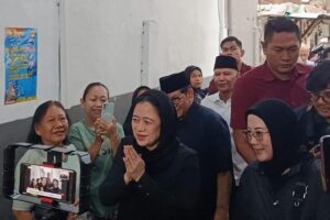 Ketua DPR RI Puan Maharani menyambangi rumah duka Affan Kurniawan, pengemudi ojek online yang meninggal dunia setelah dilindas kendaraan taktis (rantis) Brimob. pada Sabtu (30/8/2025)(Shela Octavia) Artikel ini telah tayang di Kompas.com dengan judul "Puan Maharani Minta Maaf Kinerja DPR Belum Maksimal", Klik untuk baca: https://nasional.kompas.com/read/2025/08/30/20262301/puan-maharani-minta-maaf-kinerja-dpr-belum-maksimal. Kompascom+ baca berita tanpa iklan: https://kmp.im/plus6 Download aplikasi: https://kmp.im/app6